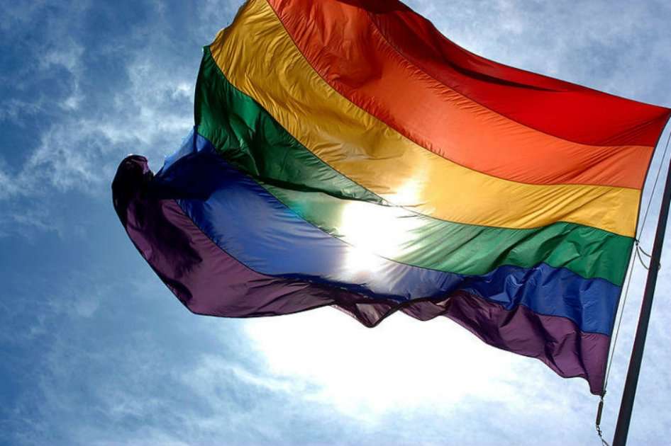 La bandera con el arcoíris es el símbolo del movimiento gay desde 1978. / Ludovic Bertron