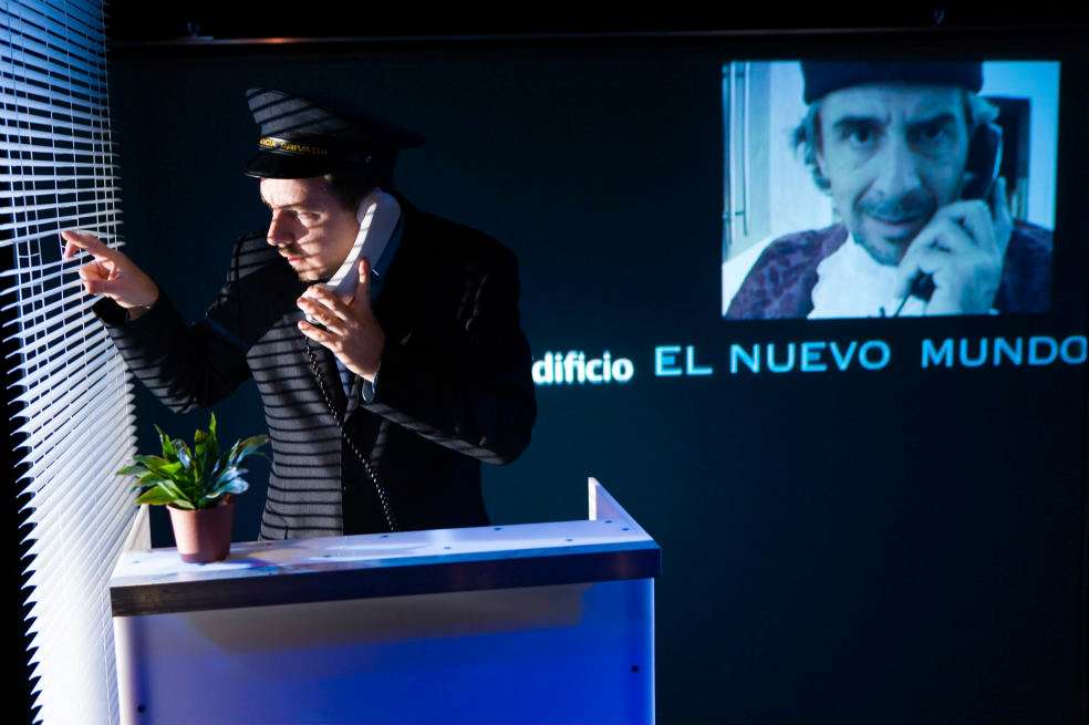 Thaddeus Phillips personifica a ‘Polonio’, el portero del Edificio Nuevo Mundo./ Evan Kafka