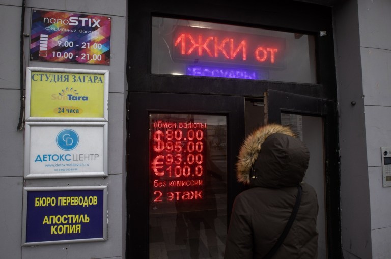 EE. UU. prohíbe transacciones con Banco Central de Rusia; rublo y bolsas se hunden