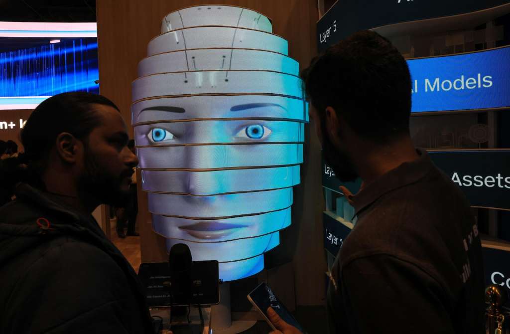 NEW DELHI (India), 17/02/2026.- Visitors at the Jio Intelligence pavilion at at the AI Impact Summit 2026 at Bharat Mandapam in New Delhi, India, 17 February 2026. India is hosting AI Impact summit 2026 from 16 February to 20 February 2026 in New Delhi. (Nueva Delhi) EFE/EPA/RAJAT GUPTA