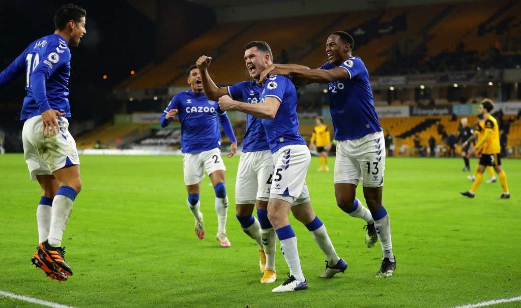 James (i) y Yerry Mina (d) celebran uno de los goles con los que Everton venció a Wolverhampton.