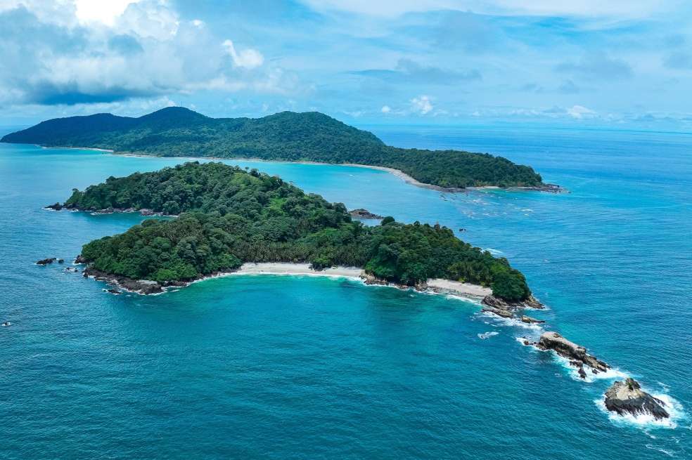 El Parque Nacional Natural Gorgona es conocido también como la Isla de la Ciencia. Rodea las islas Gorgona y Gorgonilla y abarca cerca de 603 kilómetros cuadrados en el Pacífico Tropical Oriental.