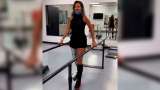 Daniella Álvarez da sus primeros pasos con su prótesis