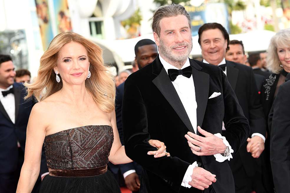 Kelly Preston camina del brazo de su esposo, John Travolta