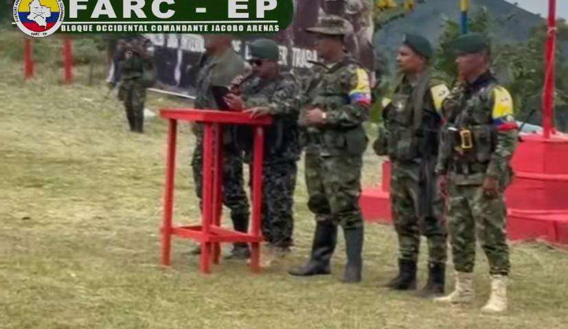 Alias Dumar durante su intervención en la que pedía decapitar soldados del Ejército.