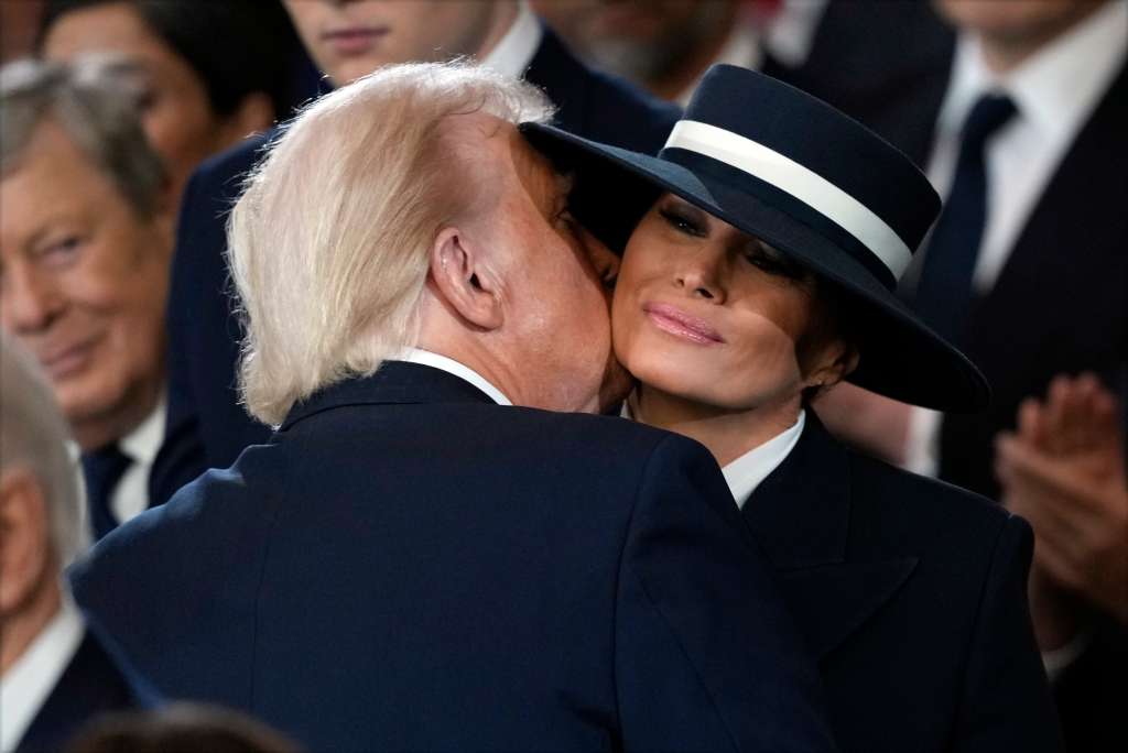 Washington (Usa), 20/01/2025.- us President Donald Trump kisses first lady Melania Trump during the 60th Presidential Inauguration in the Rotunda of the U.S. Capitol in Washington, DC, USA, 20 January 2025. EFE/EPA/JULIA DEMAREE NIKHINSON / POOL