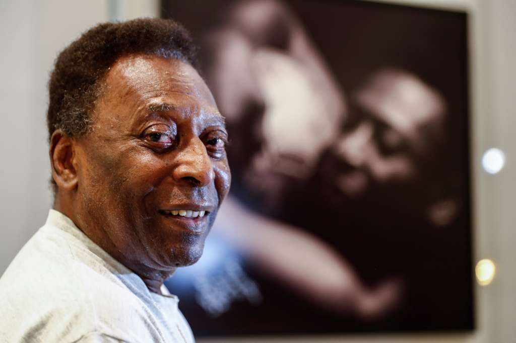 JJPANA7880. BOGOTÁ (COLOMBIA), 21/02/2022.- Fotografía de archivo del exfutbolista brasileño Edson Arantes do Nascimento, Pelé, posa durante una entrevista con Efe el 12 de noviembre de 2019 en el Museo Pelé en la ciudad de Santos (Brasil). El astro brasileño 'Pelé' padece una infección urinaria que le ha obligado a extender su estancia en el hospital de Sao Paulo donde da secuencia al tratamiento contra un tumor en el colon, informó este lunes el comunicado del Albert Einstein. EFE/ Sebastiao Moreira