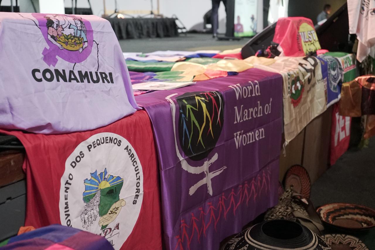 Banderas de movimientos campesinos en la inauguración de la segunda Conferencia Internacional de Reforma Agraria y Desarrollo Rural.