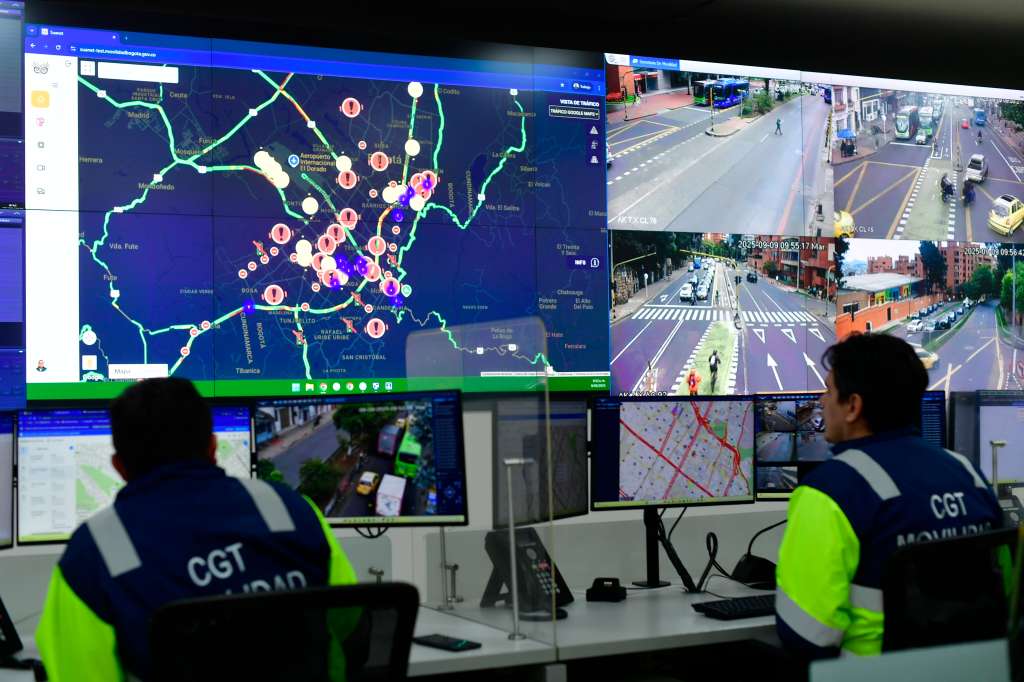 Instalaciones y funcionarios de este centro, que monitorea el tránsito de la ciudad de Bogotá