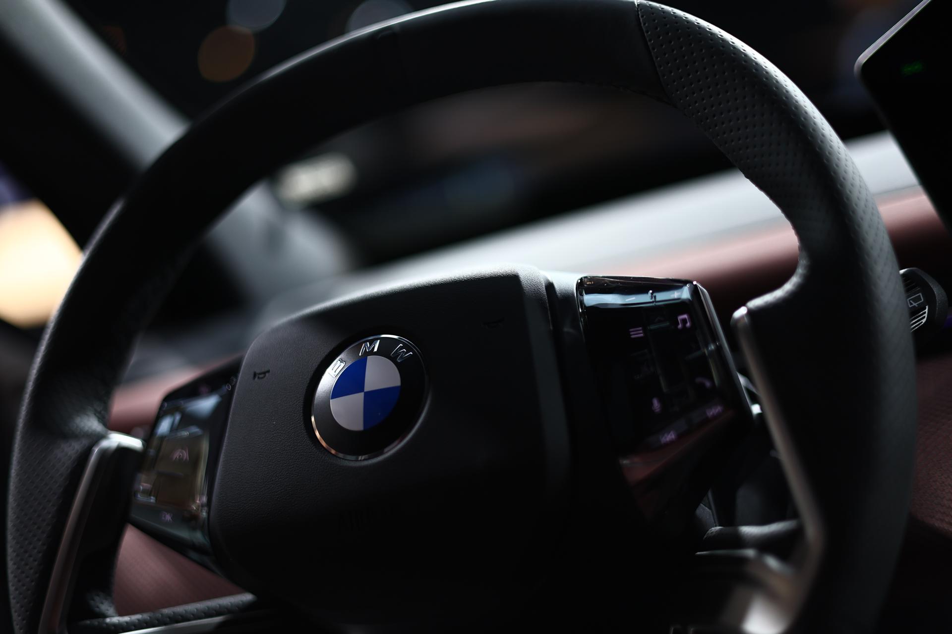 MUNICH (Germany), 05/09/2025.- BMW logo is seen on a BMW iX3 during its World premiere in Munich, Germany, 05 September 2025. The International Motor Show Germany IAA MOBILITY 2025 takes place in Munich from 09 to 14 September 2025, featuring numerous world premieres, and focuses on electric mobility and digitization. (Alemania) EFE/EPA/ANNA SZILAGYI
