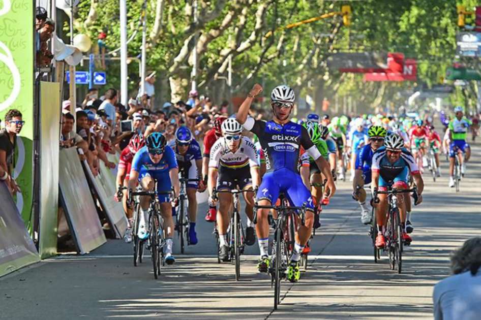 Fernando Gaviria (c) en el Tour de San Luis 2016. / Prensa Tour de San Luis