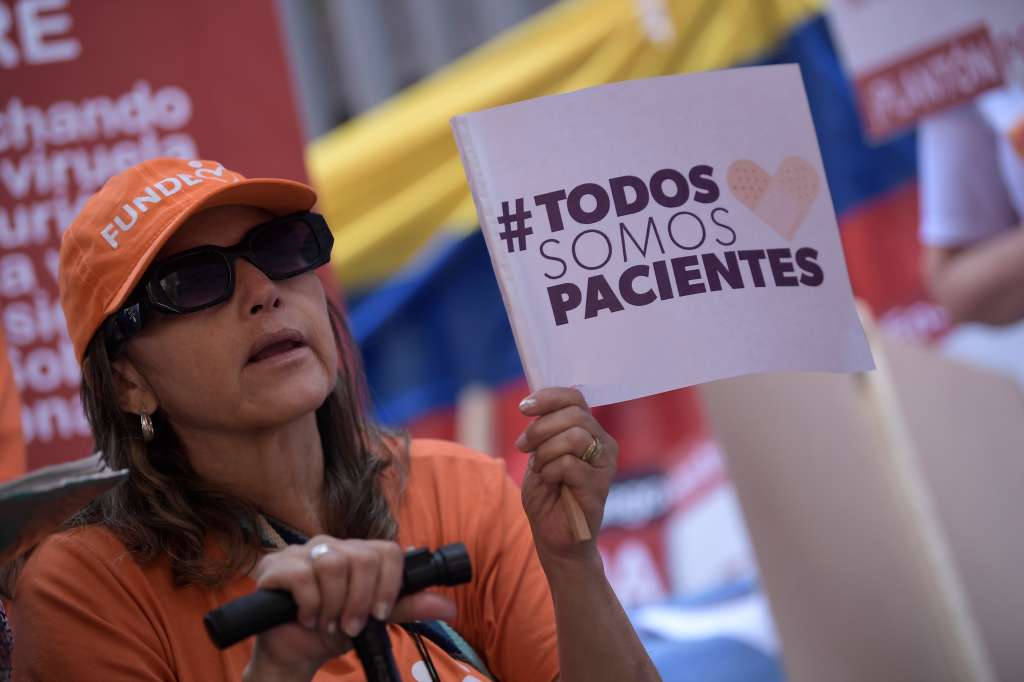 Frente al edificio del Ministerio de Salud, un grupo de ciudadanos se congregó para expresarse, algunos a favor y otros en contra, ante la propuesta de Reforma a la Salud promovida por el gobierno de Gustavo Petro.