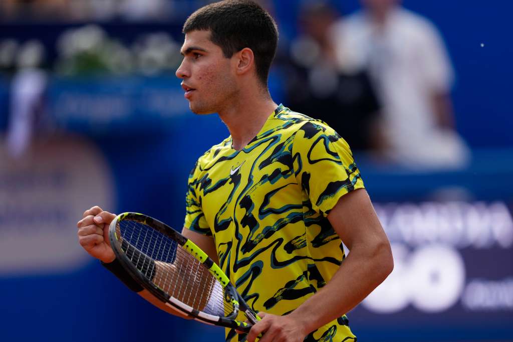 BARCELONA, 22/04/2023.- El tenista español Carlos Alcaraz durante la semifinal del Barcelona Open-Trofeo Conde de Godó disputada ante el británico Daniel Evans tras la semifinal este sábado en Barcelona. EFE/Alejandro García