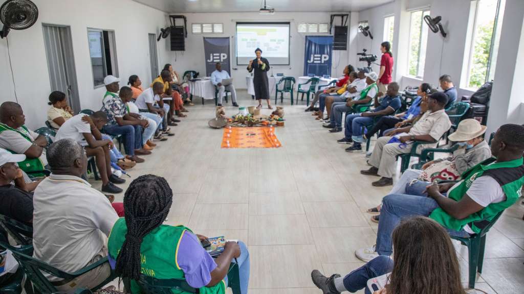 JEP por primera vez se reúne con autoridades étnicas del Chocó, para recolectar información del Caso 09: Crímenes no amnistiables cometidos contra pueblos y territorios étnicos.