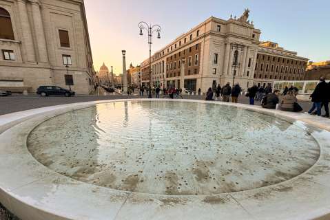 ¿Por qué la tradición turística de lanzar monedas a las fuentes preocupa en Roma?