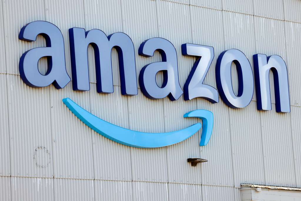 EA4080. SAN FRANCISCO (ESTADOS UNIDOS), 17/01/2025.- Fotografía del 8 de enero del 2025 del logo de Amazon en San Francisco, California (EE.UU.). La élite de multimillonarios de Estados Unidos, encabezada por los líderes de Silicon Valley, ha recibido con los brazos abiertos el segundo mandato de Donald Trump, con un ostentoso apoyo económico y respaldo a sus ideas anti 'woke' (progresista, en español) sobre la inclusión de las minorías, la censura o los monopolios. EFE/EPA/JOHN G. MABANGLO