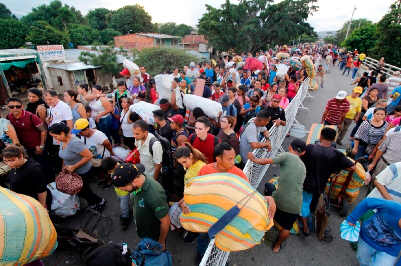 A diario salen 5.000 venezolanos hacia los países de la región, principamente Colombia. / AFP