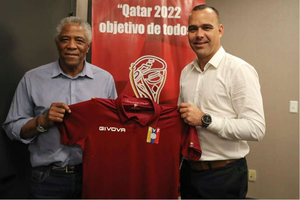 Maturana, junto a Rafael Dudamel, técnico de Venezuela. / @SeleVinotinto
