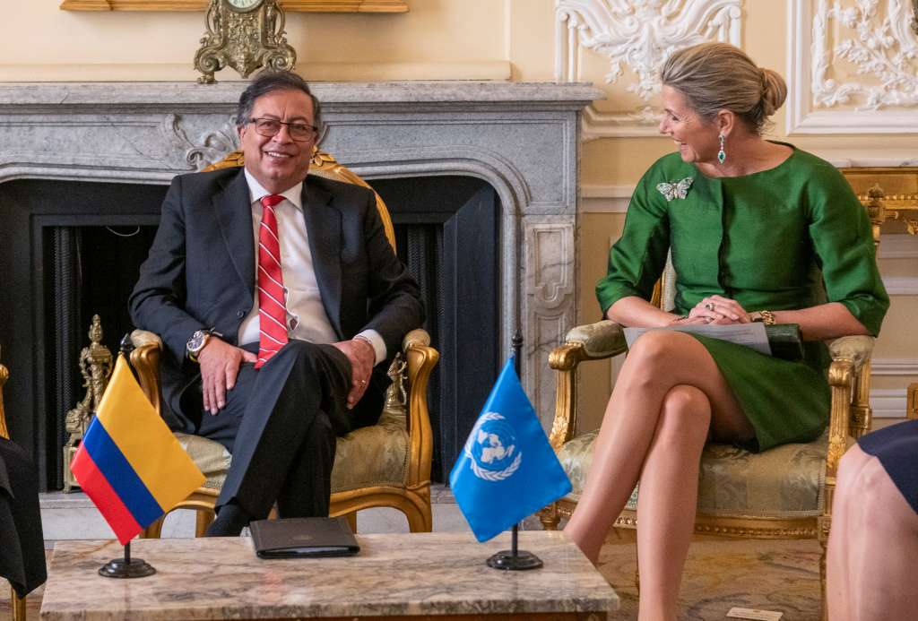 AME2733. BOGOTÁ (COLOMBIA), 27/02/2024.- Fotografía cedida por la Presidencia de Colombia de la reina Máxima de los Países Bajos durante un encuentro con el presidente de Colombia, Gustavo Petro, este martes en Bogotá (Colombia). La reina Máxima, de visita en Colombia en calidad de asesora especial del secretario general de las Naciones Unidas sobre Inclusión Financiera para el Desarrollo (Unsgsa, por sus siglas en inglés), se reunió con el presidente colombiano, Gustavo Petro, y con la vicepresidenta, Francia Márquez, luego de las visitas de campo que realizó este lunes en el departamento de Antioquia (noroeste). EFE/ Presidencia De Colombia / SOLO USO EDITORIAL/ SOLO DISPONIBLE PARA ILUSTRAR LA NOTICIA QUE ACOMPAÑA (CRÉDITO OBLIGATORIO)