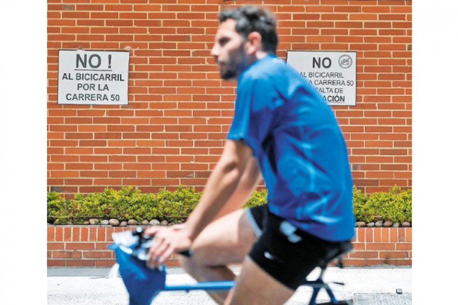 Uno de los avisos de los residentes contra el bicicarril de la carrera 50 entre calles 100 y 127. / Andrés Torres