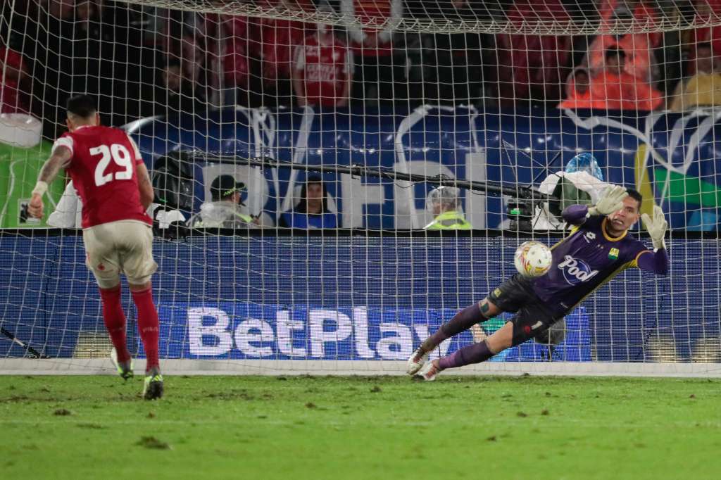 AMDEP3218. BOGOTÁ (COLOMBIA), 15/06/2024.- Aldair Quintana (d) de Bucaramanga ataja un penalti este sábado, en un partido de la final de la Primera División colombiana entre Santa Fe y Atlético Bucaramanga en el estadio Nemesio Camacho El Campín en Bogotá (Colombia). EFE/ Carlos Ortega