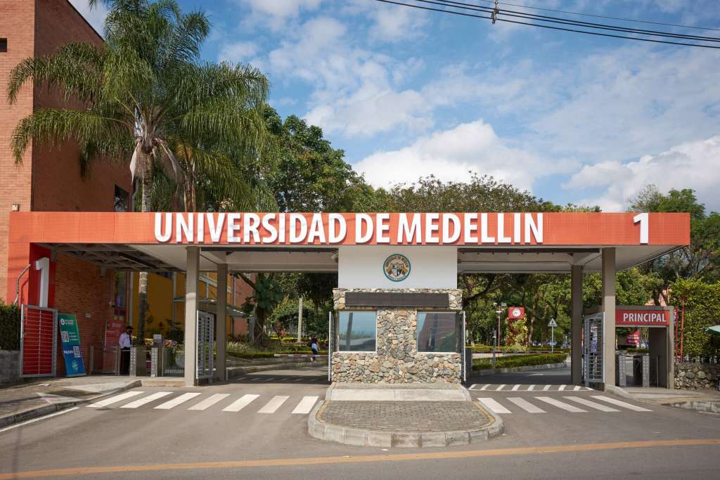 Algunos en tono de burla y haciendo alusiones grotescas y denigrantes en contra de estudiantes, profesores y la institución.