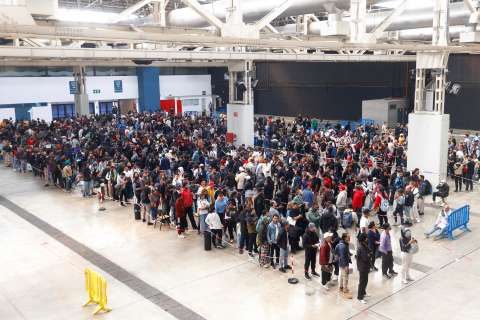 Colombianos ayudan en la regularización de migrantes en España: “Es vital resolver esto”