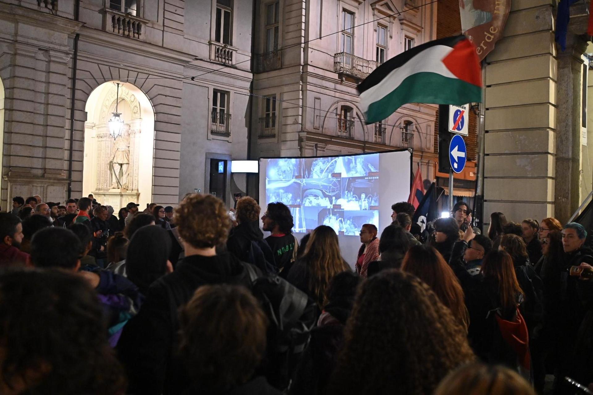 TURIN (Italy), 01/10/2025.- A screen projects images of what's happening at sea to the Global Sumud Flotilla, as people gather in front of the City Hall at the Piazza Palazzo di Citta in Turin, Italy, 01 October 2025. The Global Sumud Flotilla, an international maritime initiative that began sailing in August 2025 en route to the Gaza Strip, aims to break the Israeli blockade and deliver humanitarian aid to Gaza. (Protestas, Italia) EFE/EPA/ALESSANDRO DI MARCO
