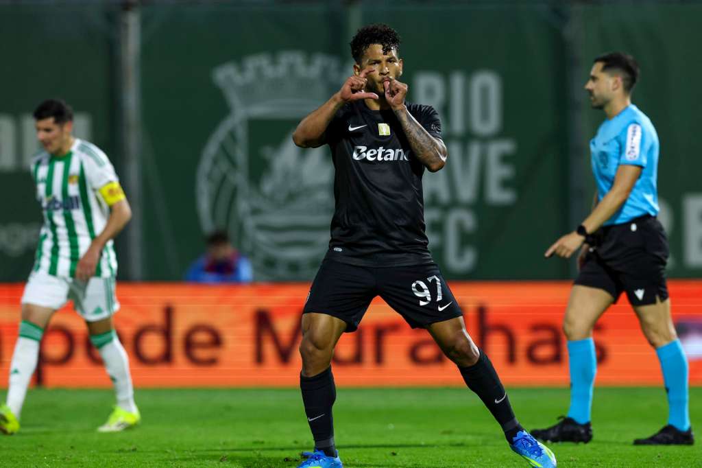 Vila do Conde (Portugal), 11/05/2026.- Sporting's Luis Suarez celebrates after scoring the 1-1 goal during the Portuguese First League soccer match between Sporting CP and Rio Ave in Vila do Conde, Portugal, 11 May 2026. EFE/EPA/ESTELA SILVA