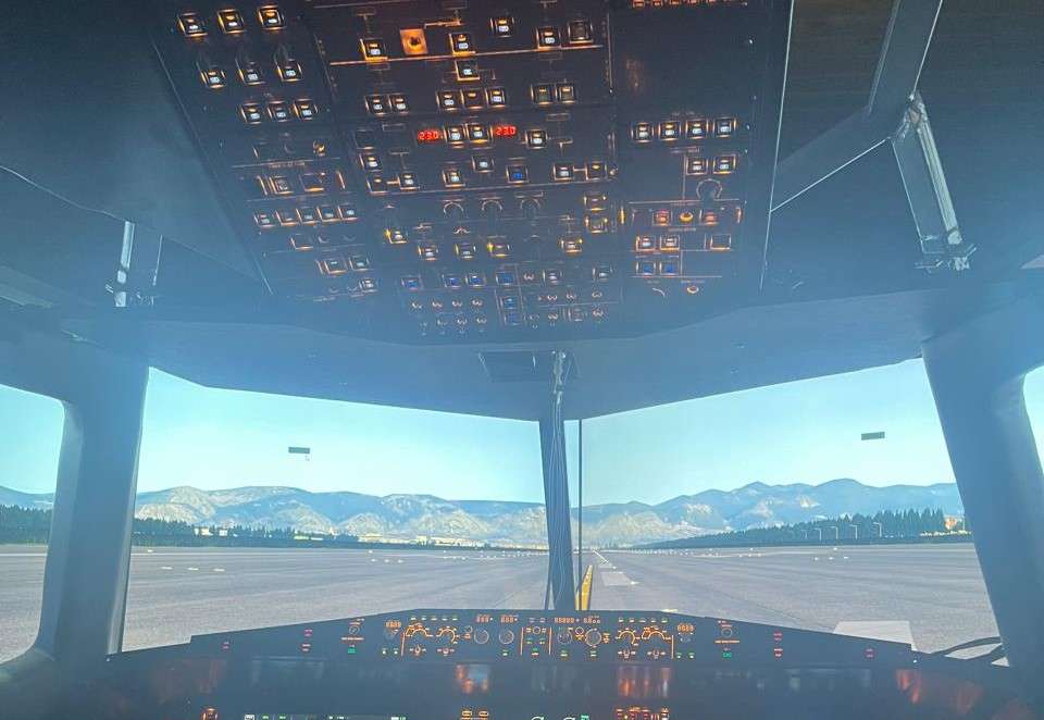 El equipo de Indoamericana está diseñado para replicar con alta exactitud las funciones operativas reales de un piloto en diferentes condiciones que pueda vivir en una cabina de avión. Además, el Airbus 320 es uno de los más utilizados en el mundo en el sector comercial.