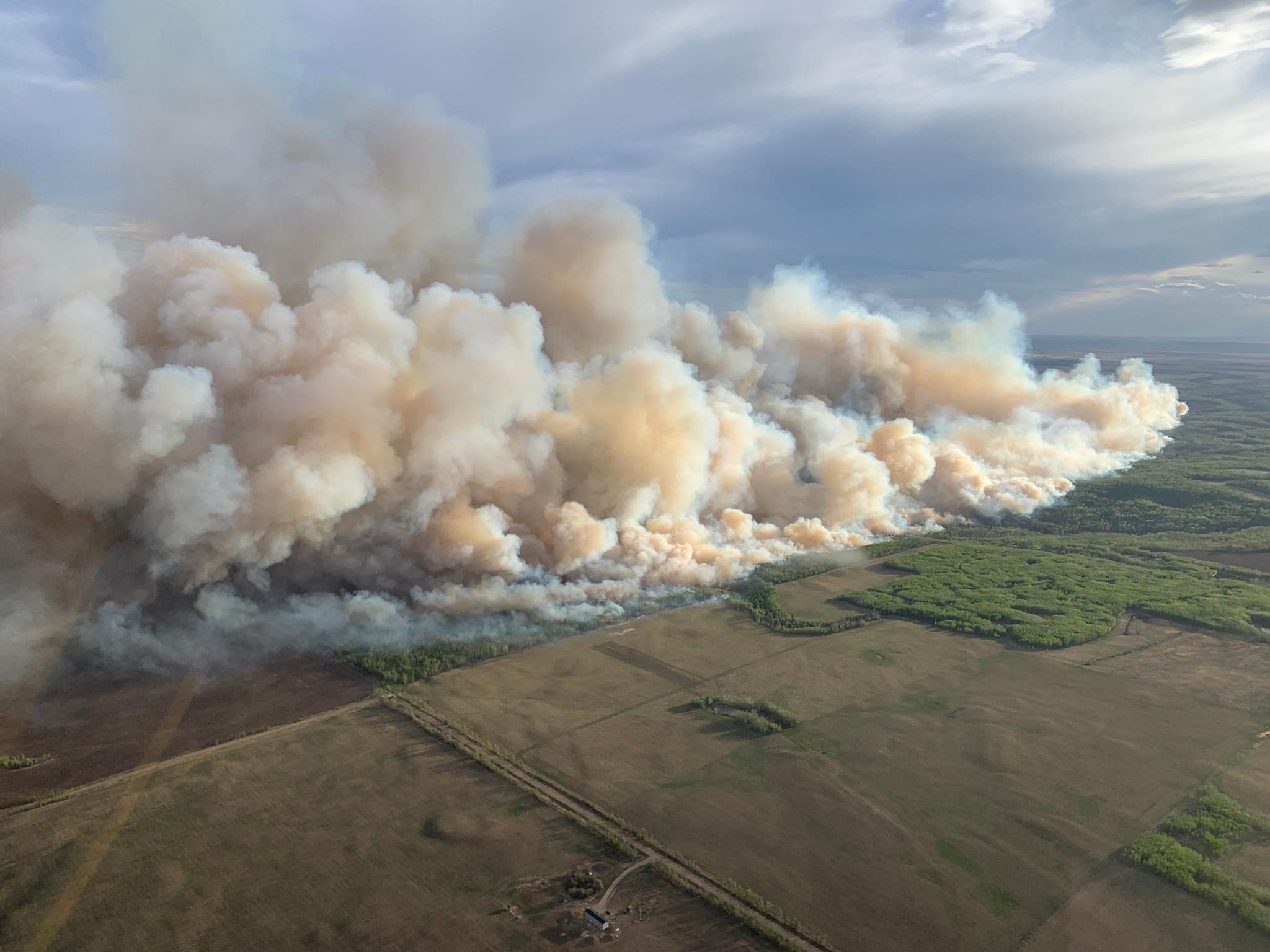 Esta fotografía aérea cortesía del Servicio de Incendios Forestales de Alberta, tomada el 10 de mayo de 2024, muestra el humo de los incendios forestales que arden en el área del bosque de Grande Prairie, a 4 kilómetros al este de la ciudad de Teepee Creek, en Alberta, Canadá.