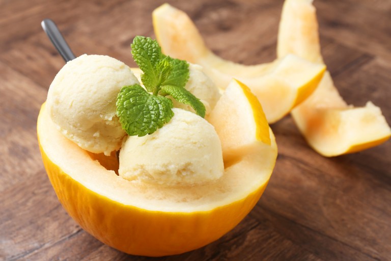 Helado de fruta congelada con solo dos ingredientes