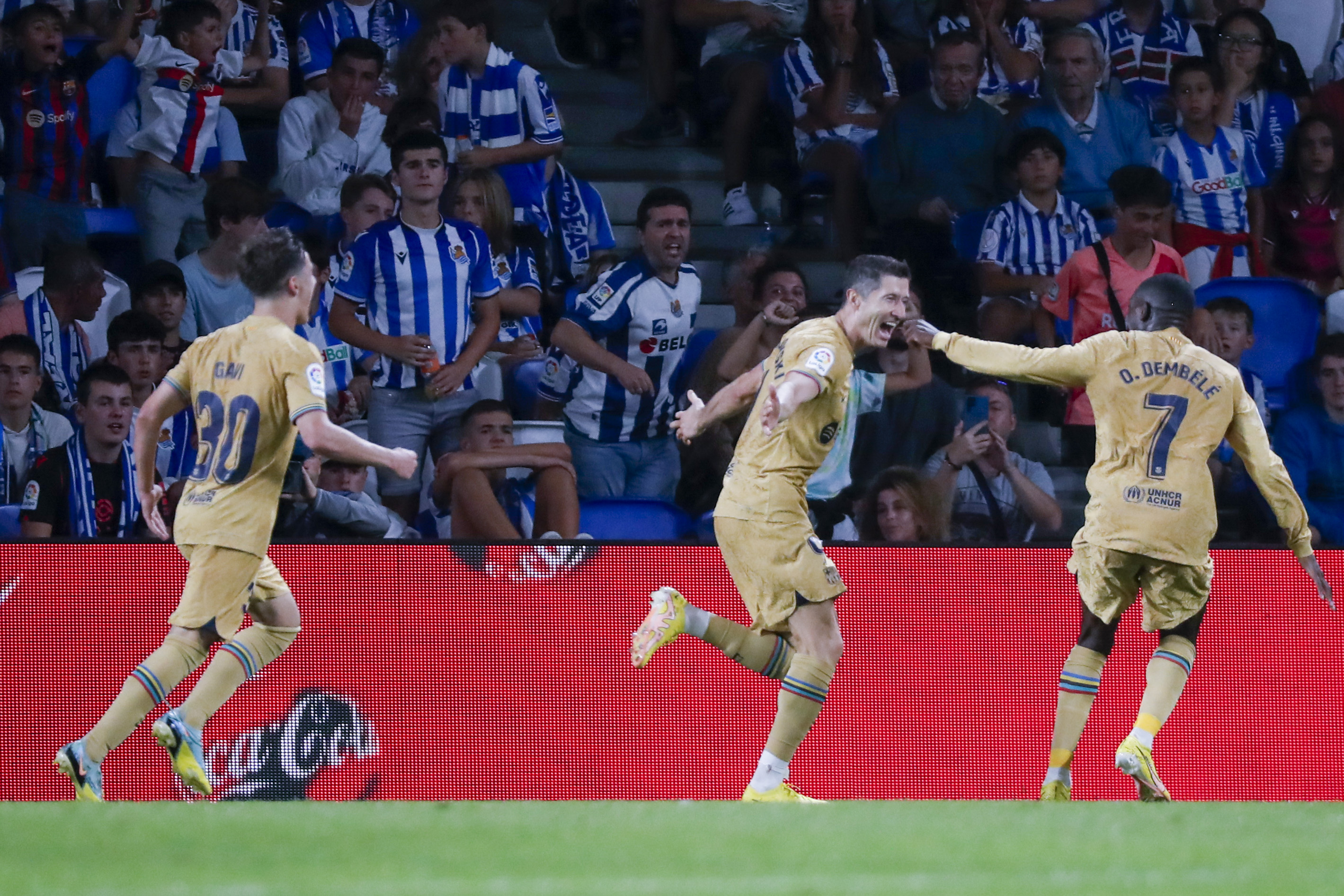 SAN SEBASTIÁN, 21/08/2022.- El delantero del FC Barcelona Robert Lewandowski (c) celebra tras marcar el tercer gol ante la Real Sociedad, durante el partido de Liga en Primera División que disputan este domingo en el Reale Arena, en San Sebastián. EFE/Javier Etxezarreta