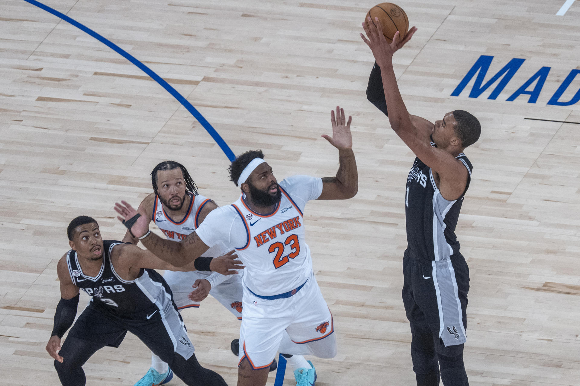 AME9834. NUEVA YORK (ESTADOS UNIDOS), 08/06/2026.- Victor Wembanyama (d) de Spurs lanza el balón este lunes, en un juego de las finales de la NBA entre Knicks y Spurs, en el Madison Square Garden, en Nueva York (EE.UU). EFE/ Ángel Colmenares