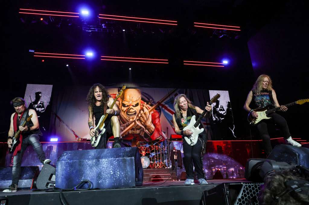 De izq. a der.: Adrian Smith (guitarrista), Steve Harris (bajista), Dave Murray (guitarrista) y Janick Gers (guitarrista).