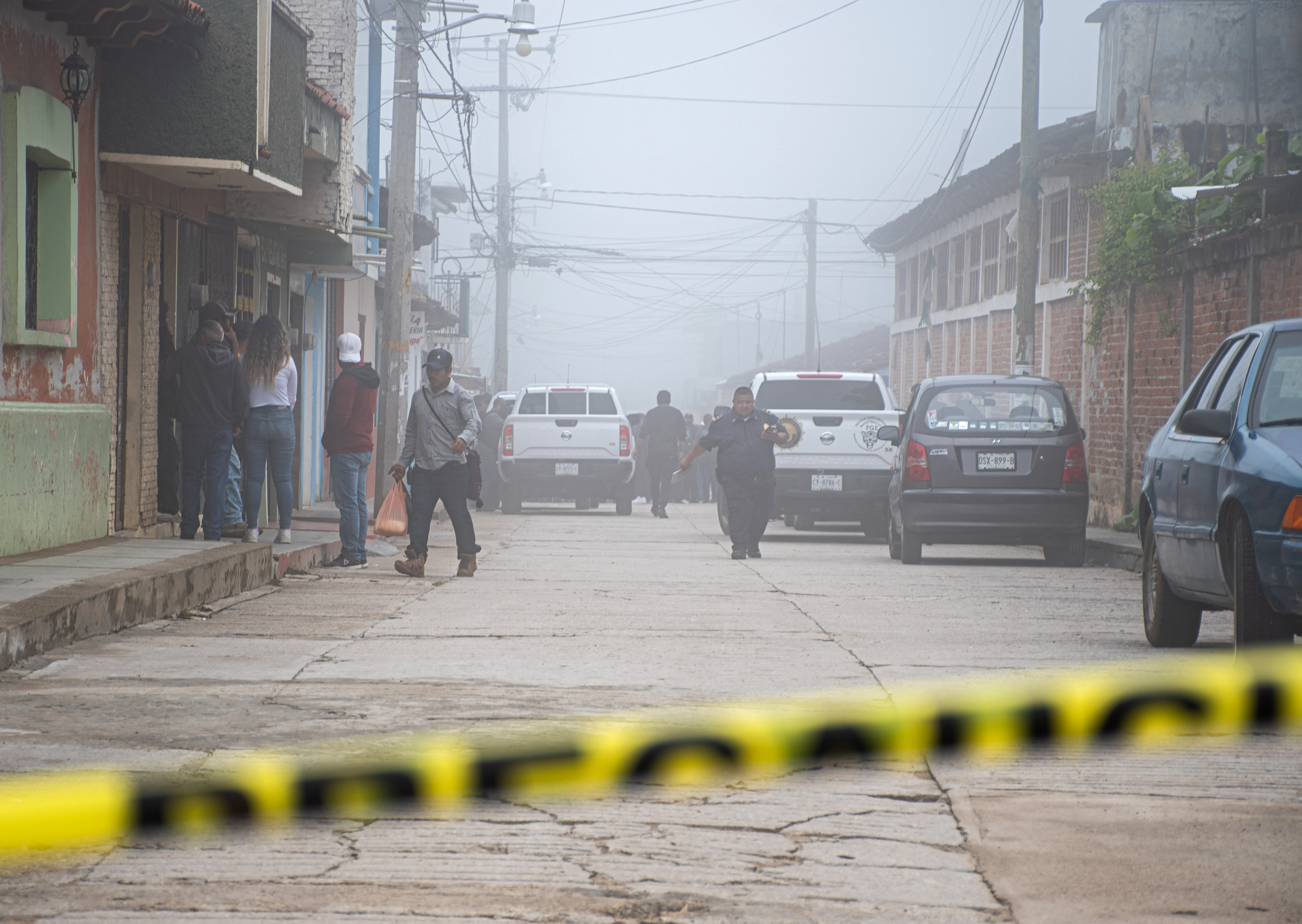MEX5729. TEOPISCPA (MÉXICO), 08/06/2022.- Policías municipales acordonan hoy, la zona donde fue asesinado el alcalde Rubén de Jesús Valdez, en el poblado de Teopiscpa, en Chiapas (México). Un grupo armado asesinó este miércoles al alcalde de Teopisca, Rubén de Jesús Valdez, en el estado mexicano de Chiapas, en el sureste del país. EFE/ Carlos López