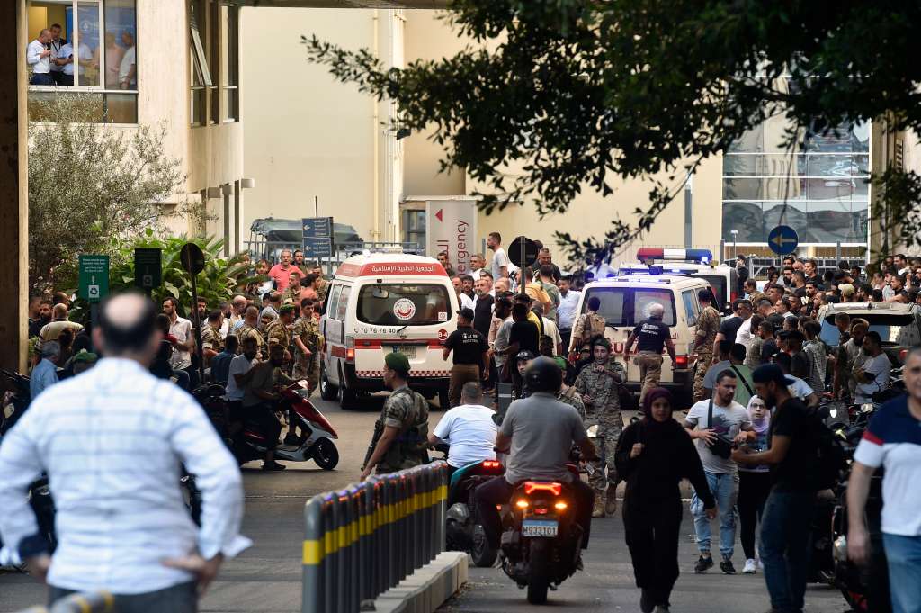 Beirut (Líbano), 17/09/2024.- Una ambulancia llega al Centro Médico de la Universidad Americana de Beirut (AUBMC) este martes. Al menos ocho personas murieron este martes y más de 2.800 resultaron heridas, unas 200 de ellas de gravedad, por la explosión en cadena de buscapersonas o mensáfonos que estaban en manos de miembros del grupo chií libanés Hizbulá en varios puntos del Líbano, informó el Ministerio de Salud Pública.- EFE/ Wael Hamzeh