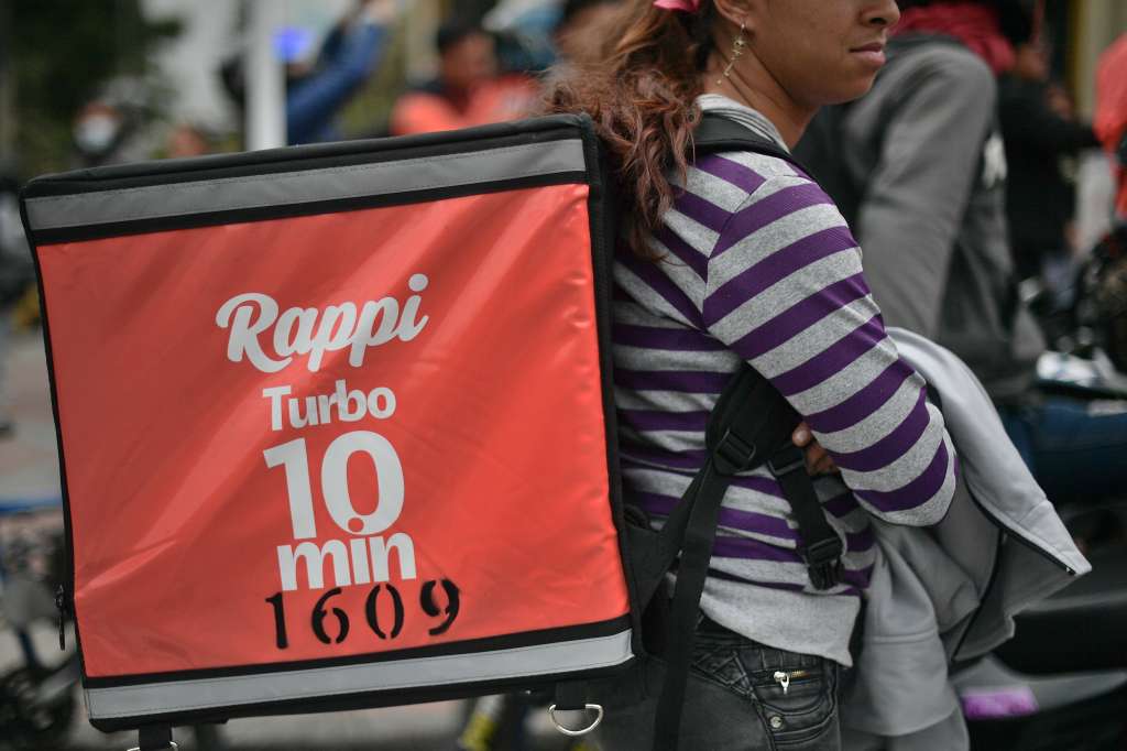 Domiciliarios que trabajan con la aplicación de Rappi se movilizaron por la carrera séptima, en contra de la vinculación contractual que propone la reforma laboral del Gobierno Nacional. Alegan que este cambio lo que contempla es una “contratación forzada” con la que no están de acuerdo.