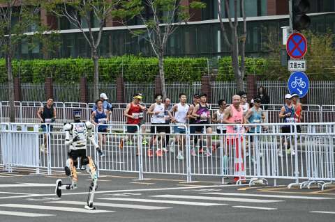 Robots humanoides baten récord humano en media maratón de Pekín: así fue la carrera