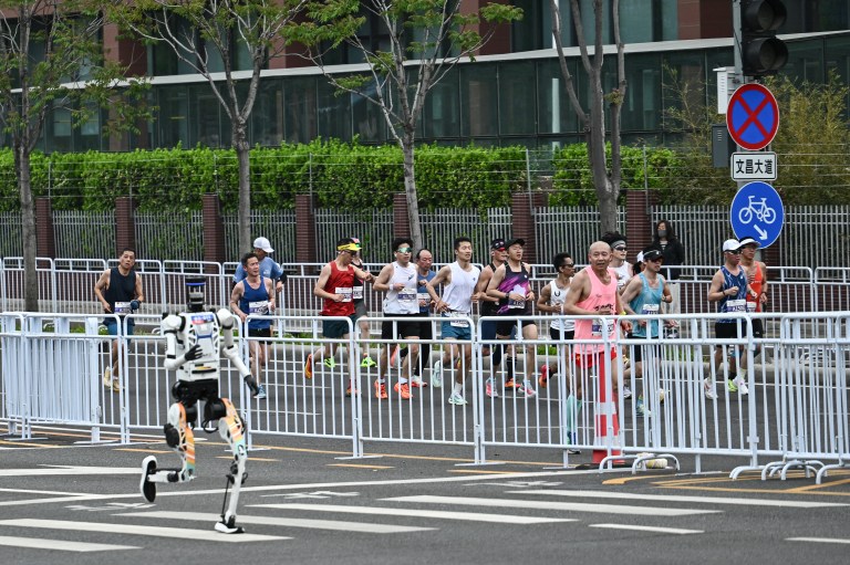 Robots humanoides baten récord humano en media maratón de Pekín: así fue la carrera