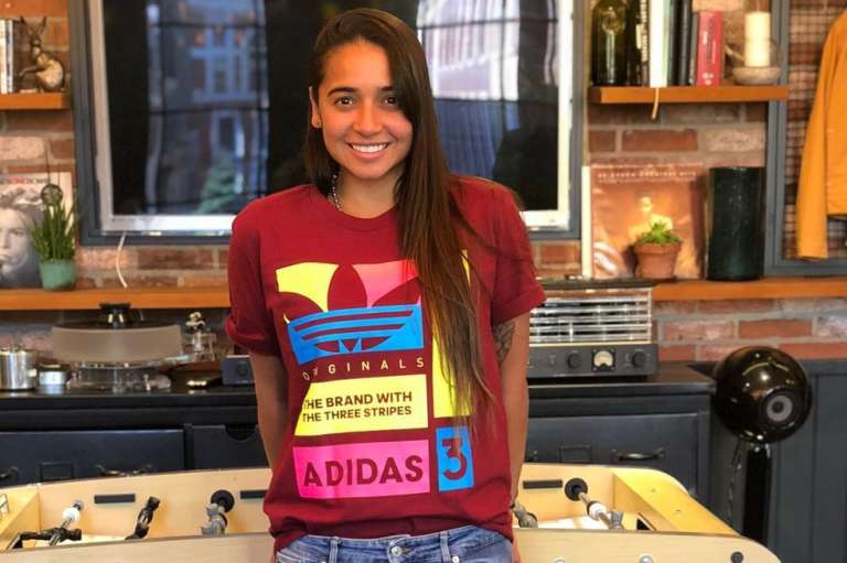 La hermana mayor de Maluma es Psicóloga y Filósofa. En la fundación se encarga de dar clases de canto, composición y artes plásticas. También se destaca por apoyar a la comunidad LGTBI y así lo ha dejado ver en su cuenta de Instagram donde suma 363 mil seguidores.