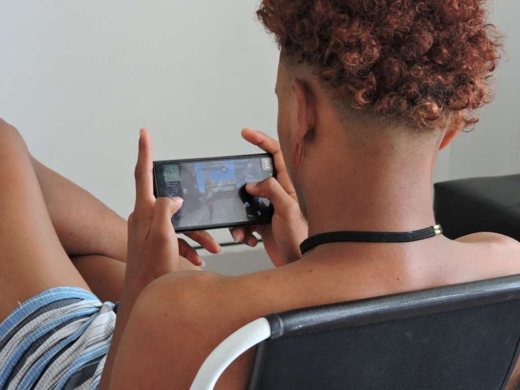 Juegos en su celular, antes de la hora del almuerzo. / Geraldine Jiménez