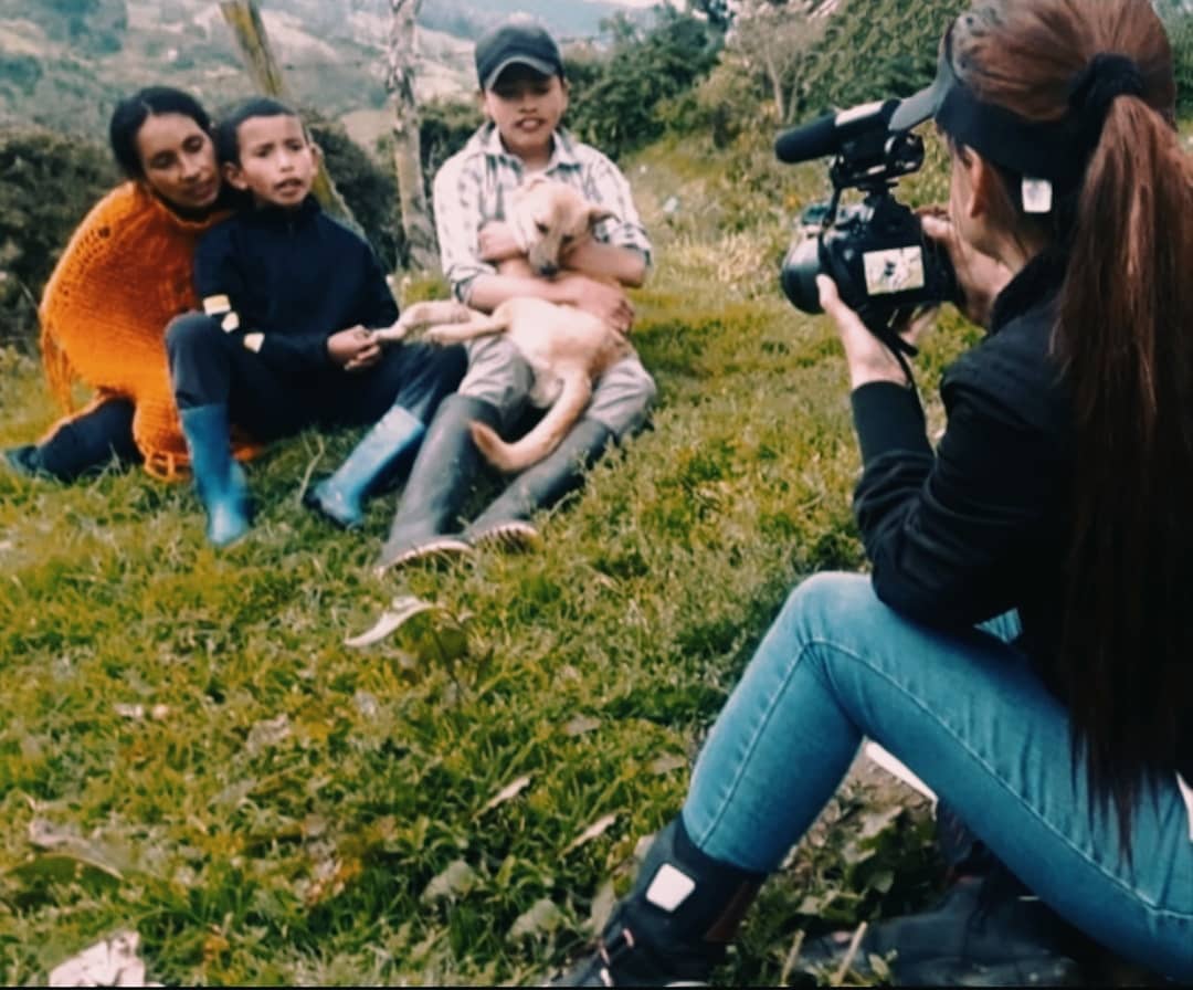 Juliana tomando una fotografía de Nubia y sus hijos con Luna.