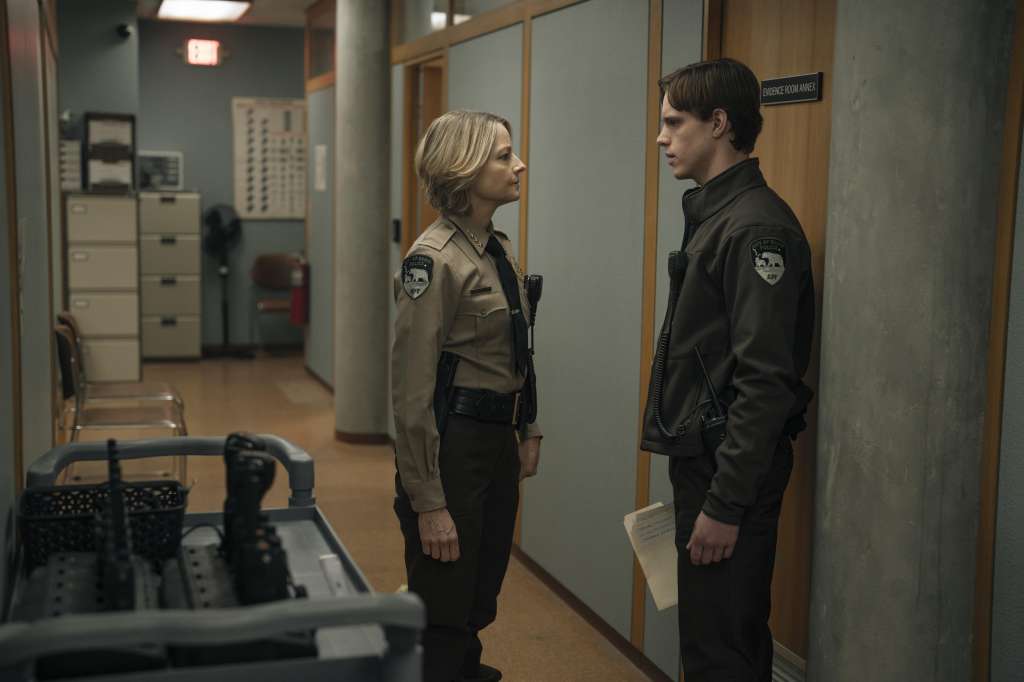 Finn Bennett (derecha) actúa junto a Jodie Foster en "“True Detective: Night Country”.
