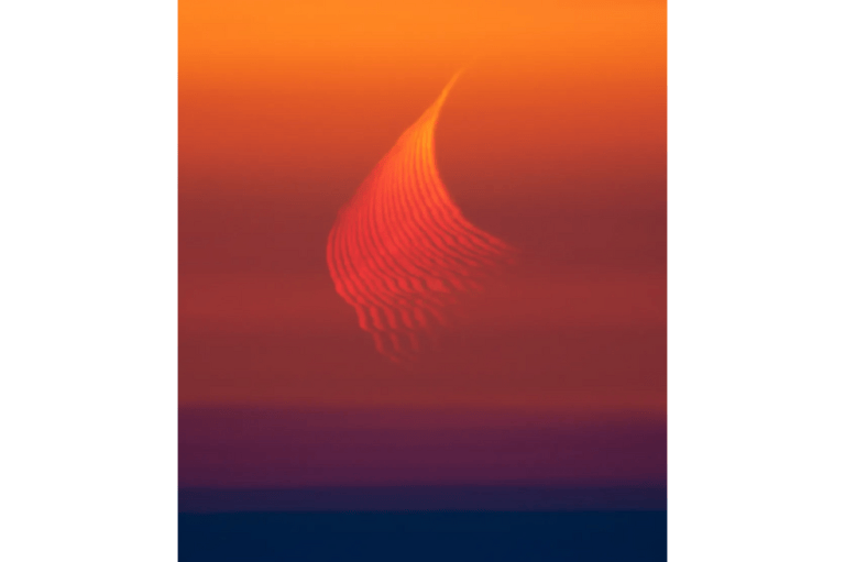 "A menudo vemos imágenes de la luna poniéndose, con la distorsión de la atmósfera jugando con sus contornos. Pero esta imagen muestra vívidamente cuánta distorsión es posible en el extremo del horizonte, estirando y arrugando el limbo lunar como si el suelo fuera un agujero negro que atrajera a la luna hacia él. Una sola porción de ella sería hermosa por sí misma, pero cuando forma parte de una secuencia bien elaborada, se convierte en un fascinante montaje de un fenómeno cotidiano que nunca llegamos a ver de esta manera".