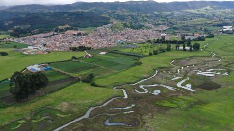 El asbesto causa cáncer, pero ¿cómo llegó a estar debajo de un colegio en Colombia?