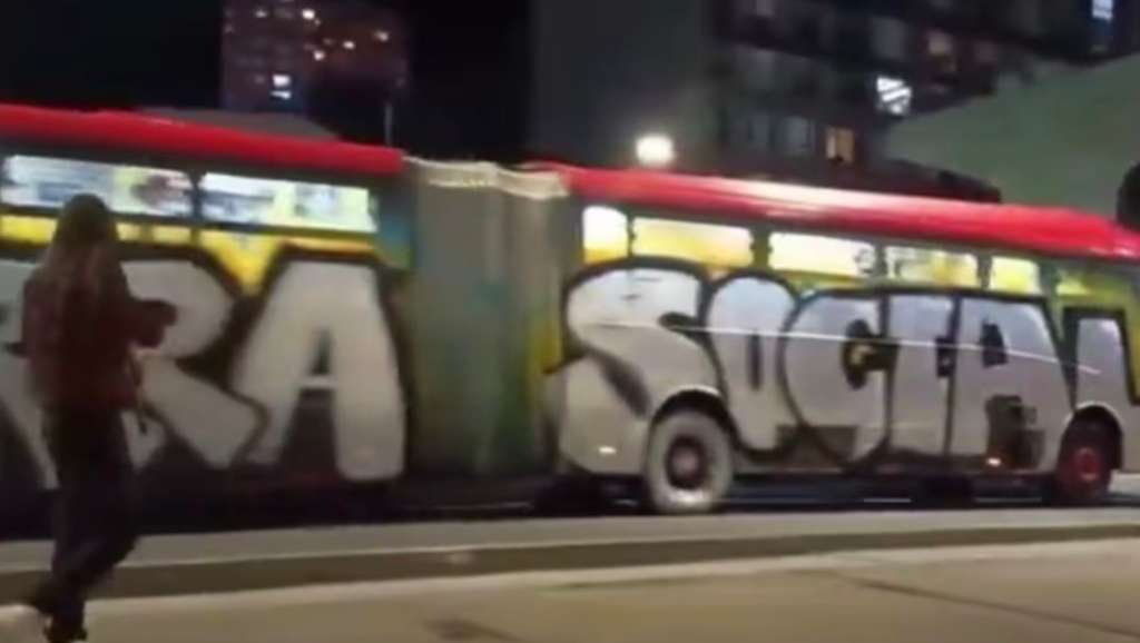 Un nuevo acto de vandalismo contra un bus troncal volvió a encender las alertas por los daños a la infraestructura de TransMilenio.