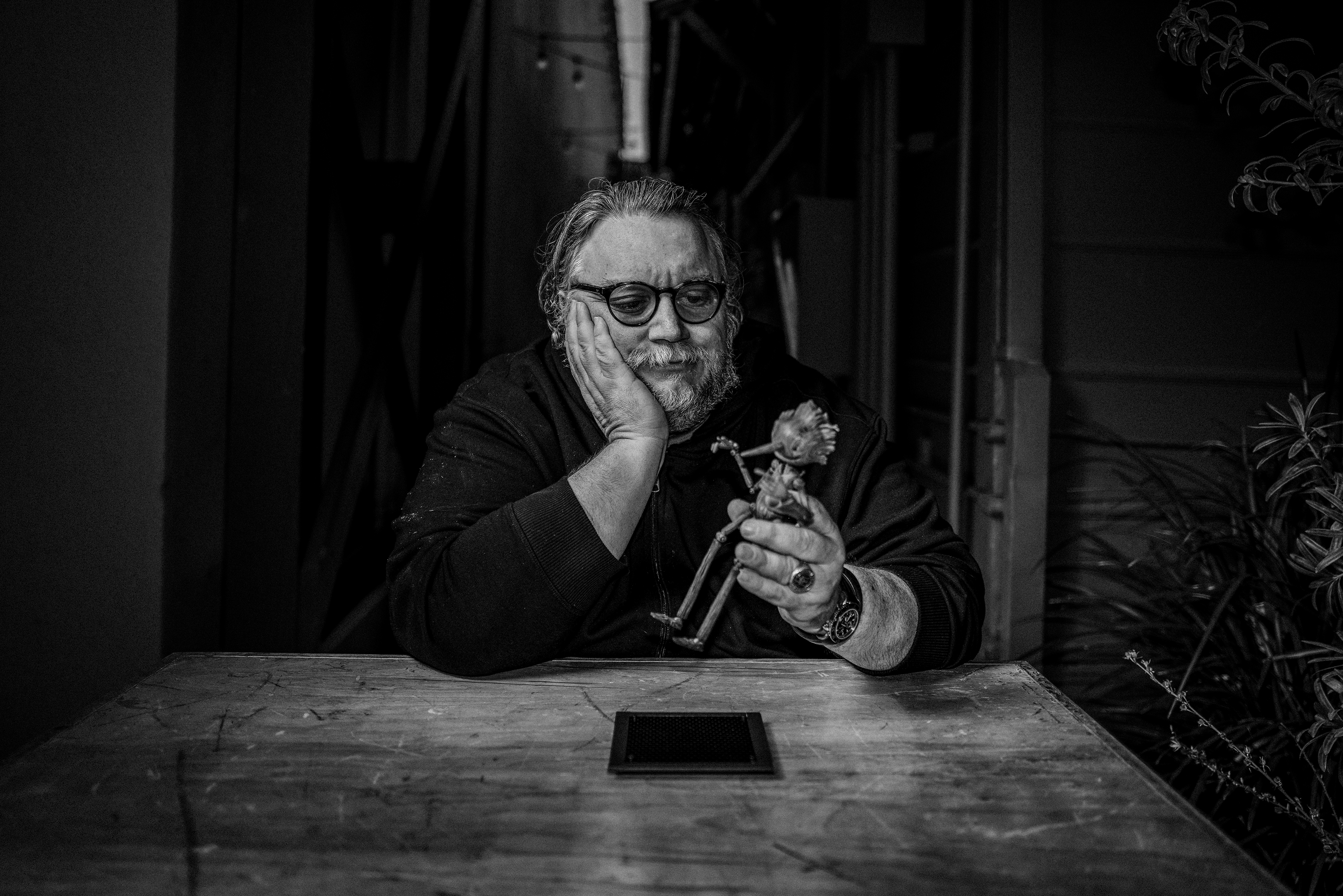 Bajo la dirección de Guillermo del Toro y Mark Gustafson, la película cuenta con las voces originales de grandes talentos, incluyendo a Ewan McGregor como Pepe Grillo,