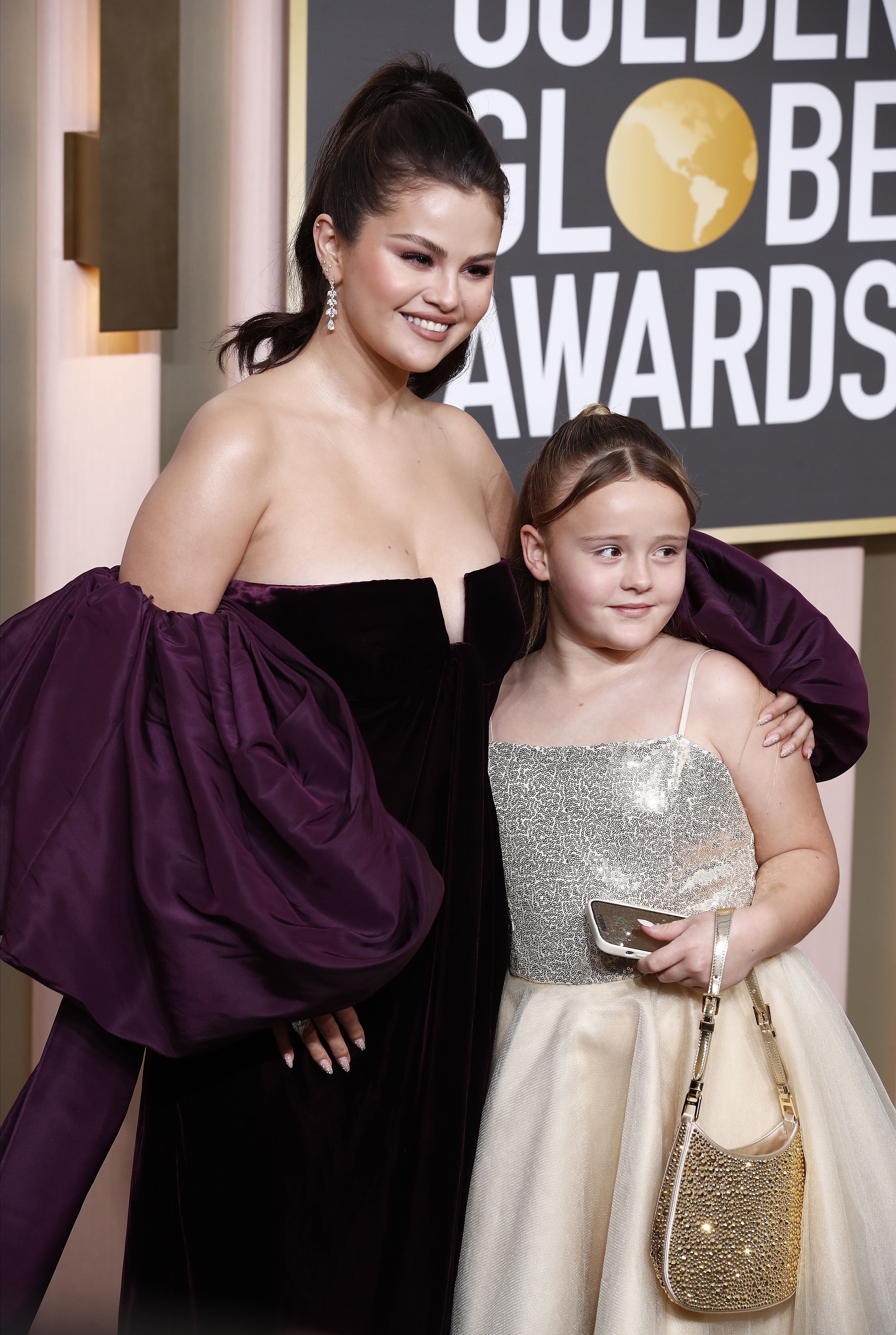 Beverly Hills (United States), 10/01/2023.- Selena Gomez (L) and her sister Gracie Elliot Teefey (R) arrive for the 80th annual Golden Globe Awards ceremony at the Beverly Hilton Hotel, in Beverly Hills, California, USA, 10 January 2023. Artists in various film and television categories are awarded Golden Globes by the Hollywood Foreign Press Association. (Estados Unidos) EFE/EPA/CAROLINE BREHMAN