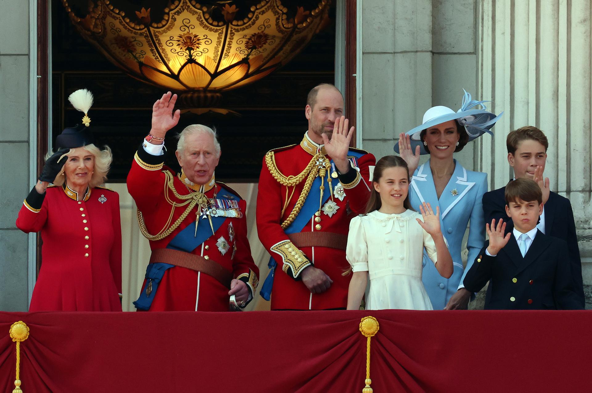 FOTODELDIA LONDRES (REINO UNIDO), 13/06/2026.- (De izquierda a derecha) La reina Camila de Gran Bretaña, el rey Carlos III, Guillermo, príncipe de Gales, la princesa Carlota, Catalina, princesa de Gales, el príncipe Jorge y el príncipe Luis en el balcón del Palacio de Buckingham durante el Desfile del Cumpleaños del Rey, Trooping the Colour, en Londres, Gran Bretaña, el 13 de junio de 2026. El Desfile del Cumpleaños del Rey es un evento ceremonial que realizan cada año los regimientos de la División de la Casa Real para celebrar el cumpleaños oficial del soberano británico. EFE/ANDY RAIN